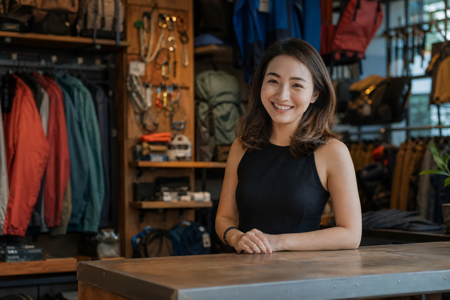 SIGONNA PULSE customer care specialist in an outdoor equipment store